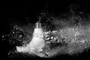 4490 Fotograf  Peter Eeg Due  -  Light bulb blown away  Guld